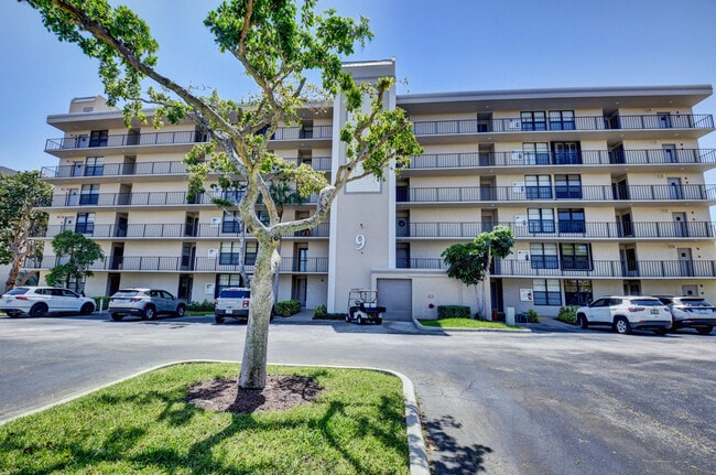Building Photo - 9 Royal Palm Way