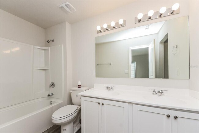 Building Photo - 230 Hyacinth Ct