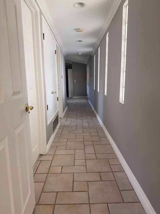 Building Photo - 1641 E Hillcrest Dr