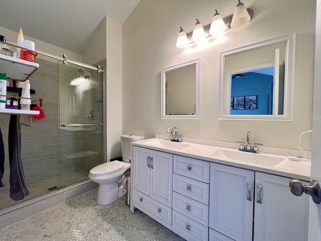 Building Photo - 3 bed 2.5 bath Located in the Heart of The Hill