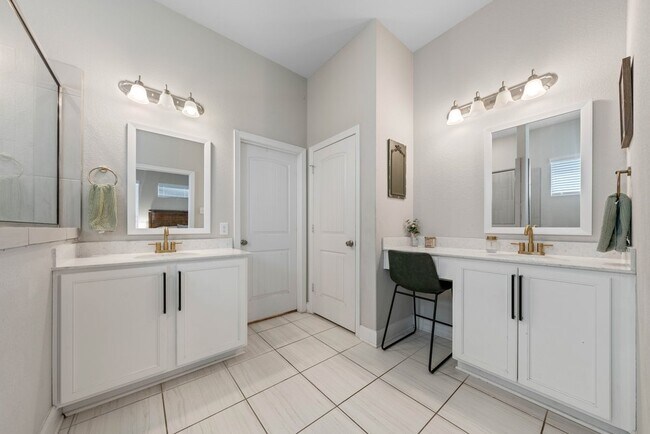 Building Photo - Spacious 4-Bed Oasis with Pool Access & Modern Upgrades in New Braunfels