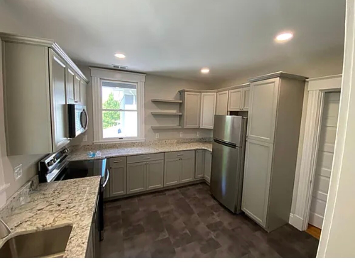 Kitchen / lots of storage ! - 2885 Erie Ave