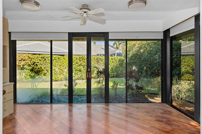 Building Photo - 5051 Pine Dr