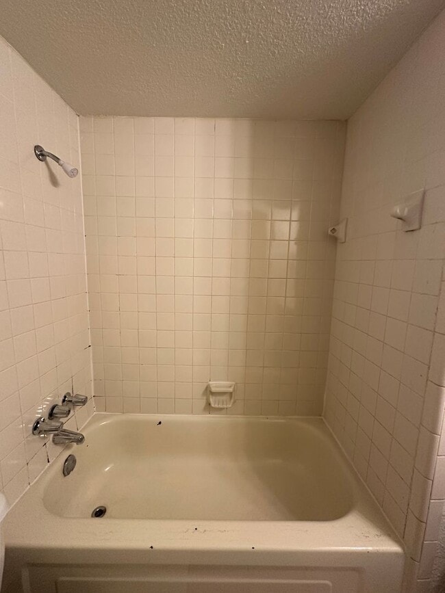 Building Photo - 2 Bedroom 1.5 Bath