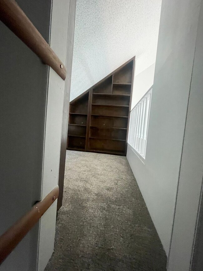 Building Photo - TOP FLOOR CONDO WITH ONE BEDROOM, DEN WITH...