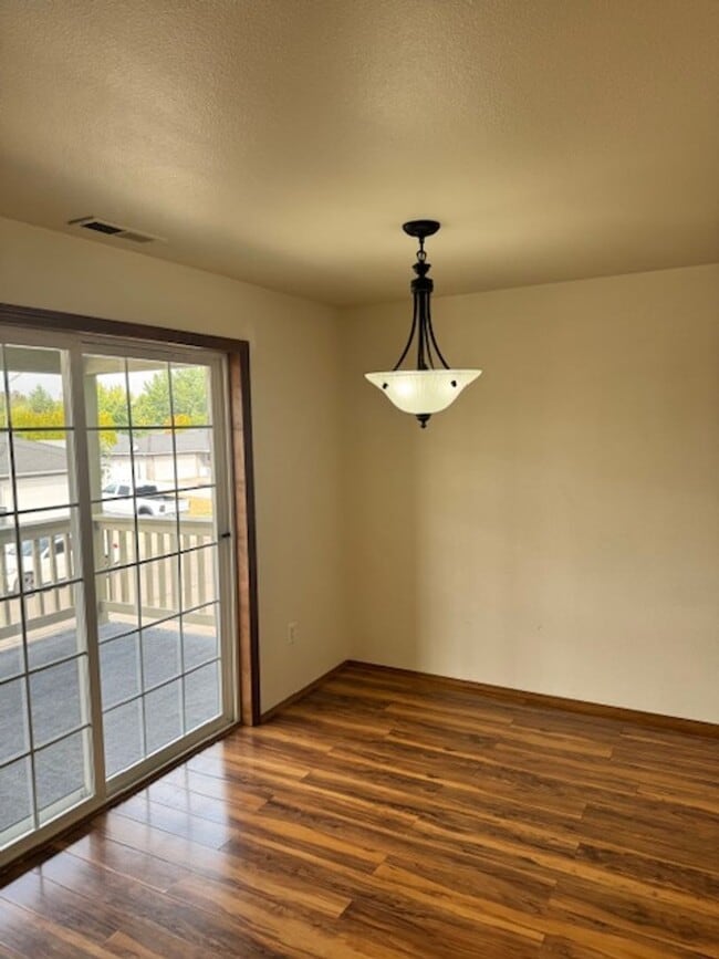 Building Photo - 3 Bedroom Upstairs Condo with Garage