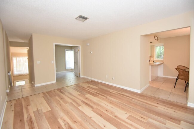 Building Photo - 6 Broadmore Cir