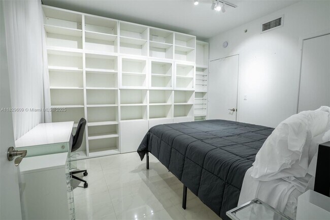 Building Photo - 6000 Collins Ave