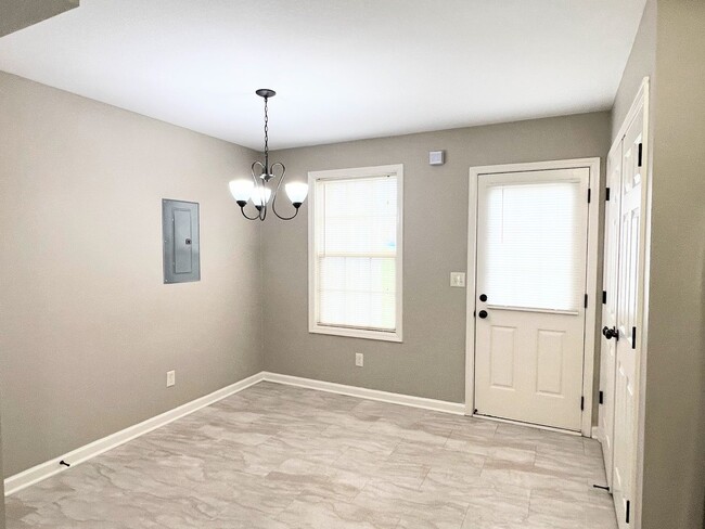 Building Photo - 2 Bedroom 1.5 Bath Townhome