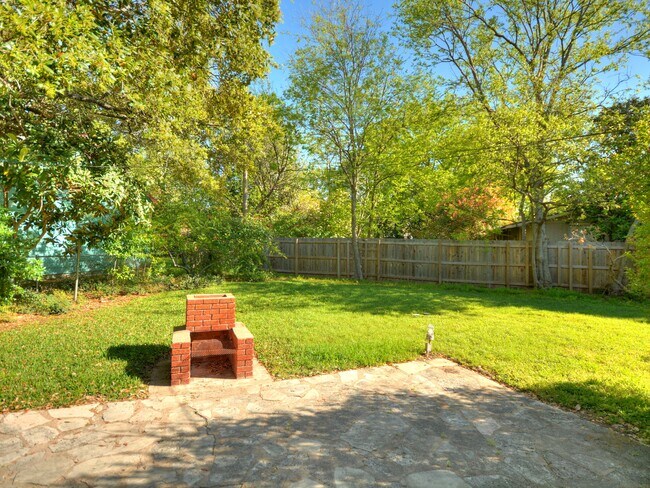 Building Photo - 2600 Twin Oaks Dr