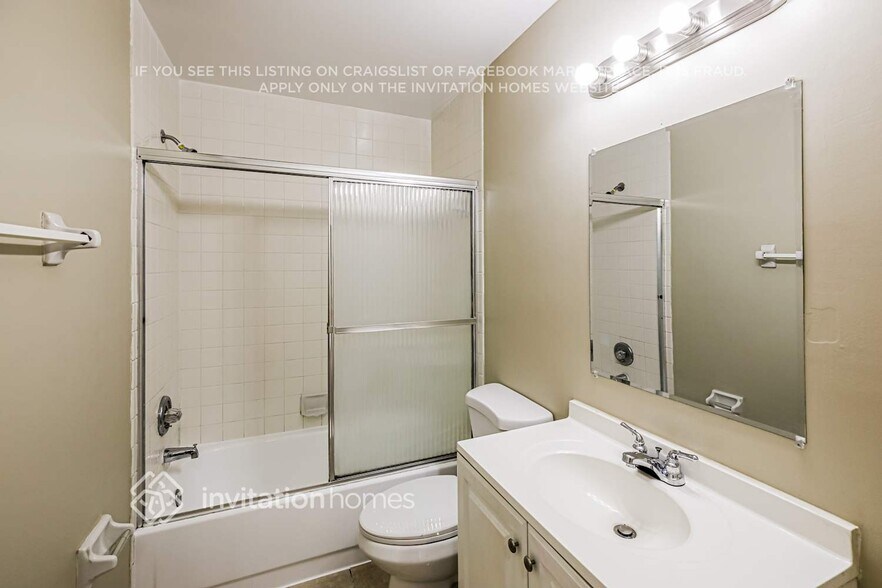 Building Photo - 1140 SW 111th Ave