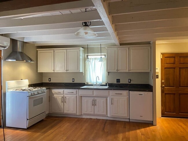Building Photo - ABSOLUTELY DARLING 2 Bedroom  1 Bath DOWNT...