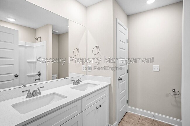 Building Photo - 3225 Venetian Dr