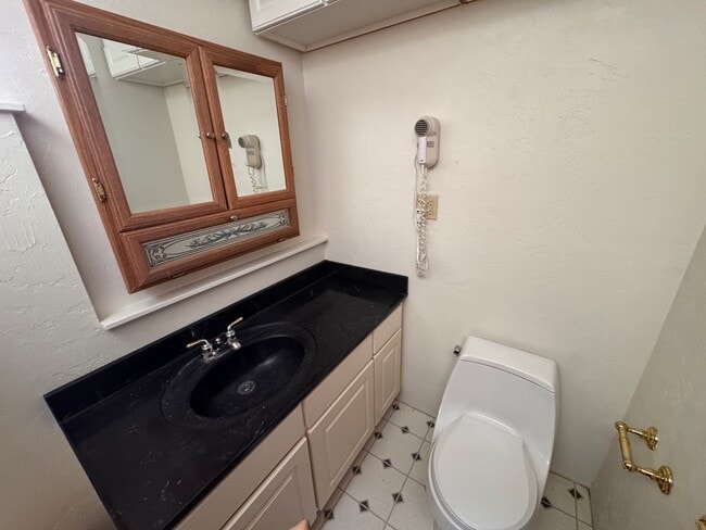 Building Photo - Charming 2 Bed, 1 Bath Carriage House with Garage in Historic Golfview