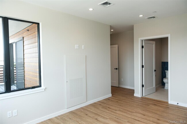 Building Photo - 135 E Park Ave