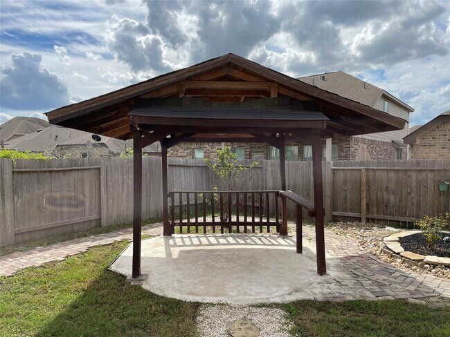 Building Photo - 627 Oak Cir Dr E
