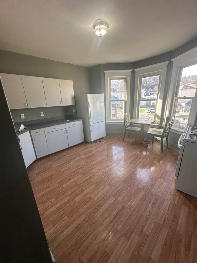 Building Photo - 600 Broadway St