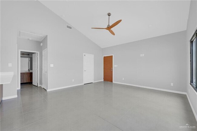 Building Photo - 12 Oriole Rd