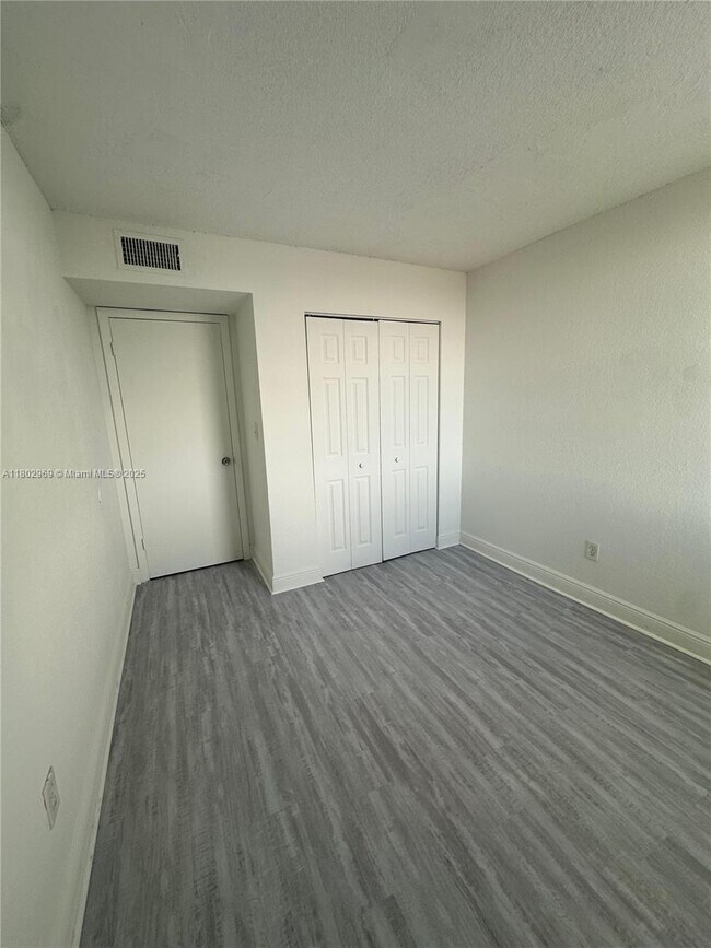 Building Photo - 1825 W 56th St