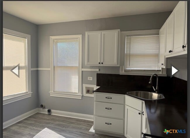 Building Photo - 1003 E Sabine St