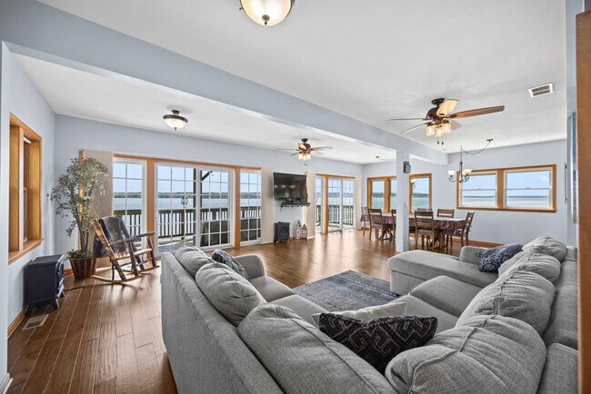 Building Photo - 15414 N River Beach Dr
