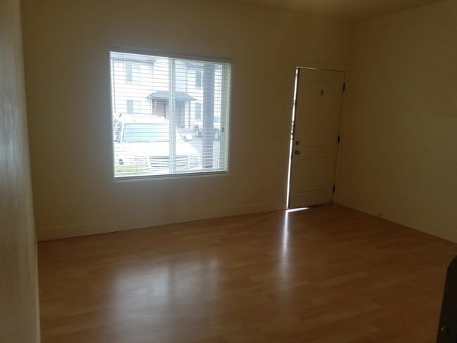 Building Photo - Desirable 2 bed, 2.5 bath Lincoln Park tow...