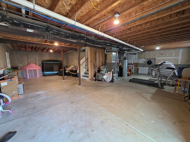 Building Photo - 8807 Silver Glen Dr