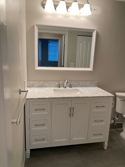 Hall bath - 9857 Baywinds Dr Apt 9112