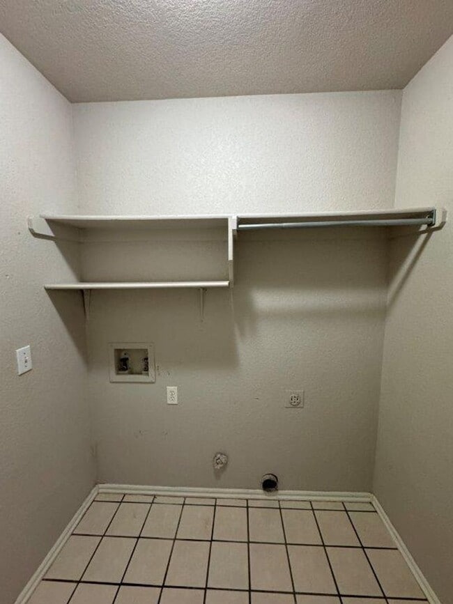 Building Photo - 3 bed 2 bath, storm shelter and  all wood floors in Moore Schools