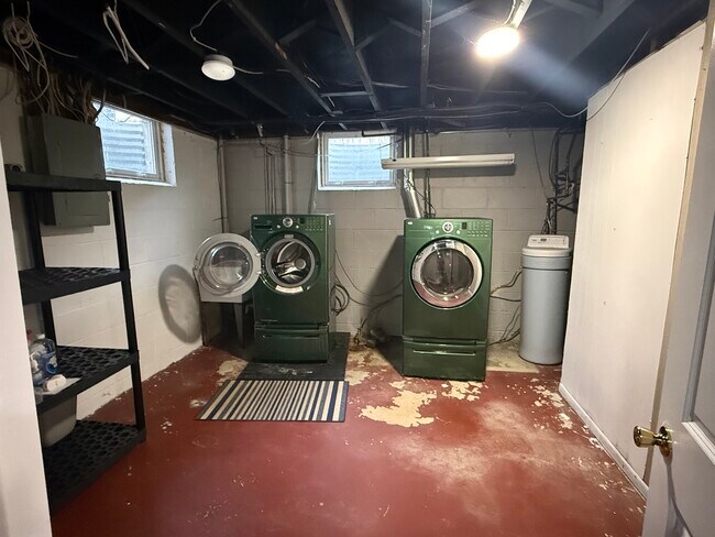 Building Photo - 2505 Zinran Ave S