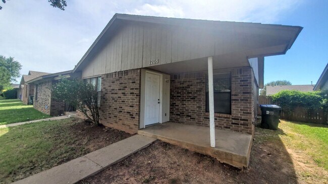 Building Photo - (2) Bed/(2) Bath Duplex Avail NOW! Small Pet Negotiable!