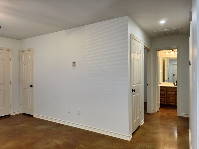 Building Photo - 13343-13343 Country Meadow Ln