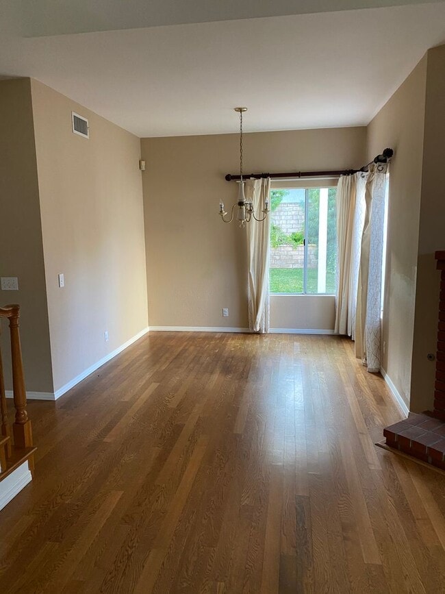 Building Photo - 3 bed, 2 1/2 bath home in the foothills of...