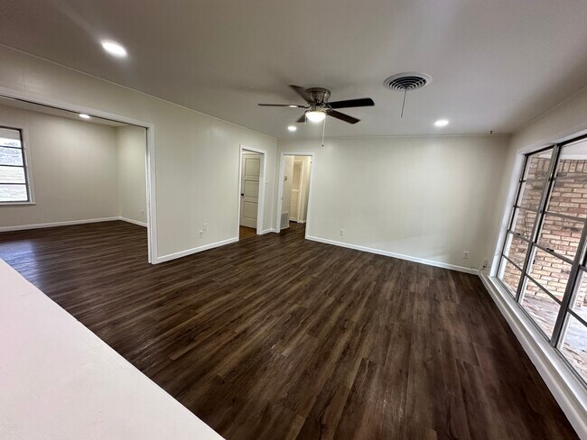 Building Photo - 711 E Locust Ave