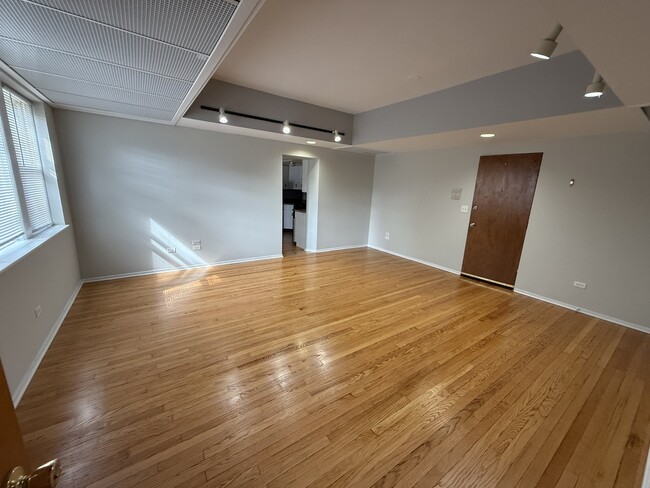 Building Photo - 4901 N Christiana Ave