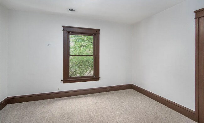 Building Photo - 1105 Lake St