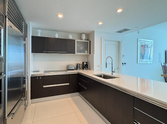 Building Photo - 17001 Collins Ave