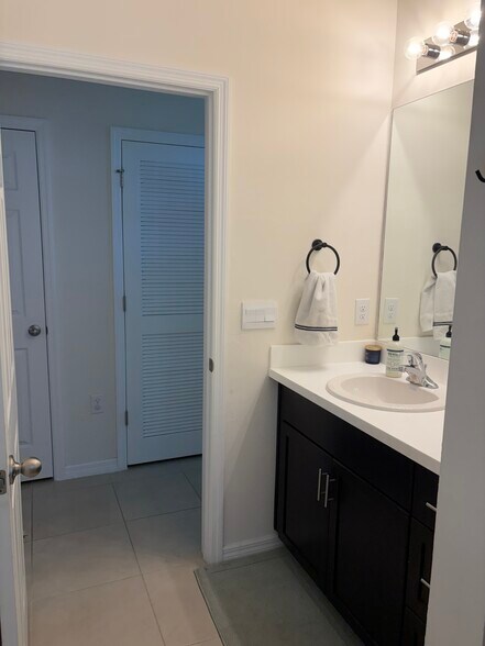 Guest bathroom - 814 Friendship Cir