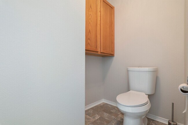 Building Photo - 2 bed, close to Ft Carson. Top Floor unit, Available now