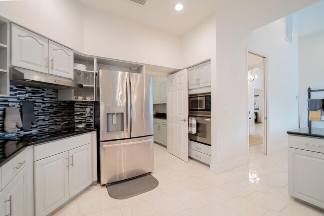 Building Photo - 1907 S Club Dr