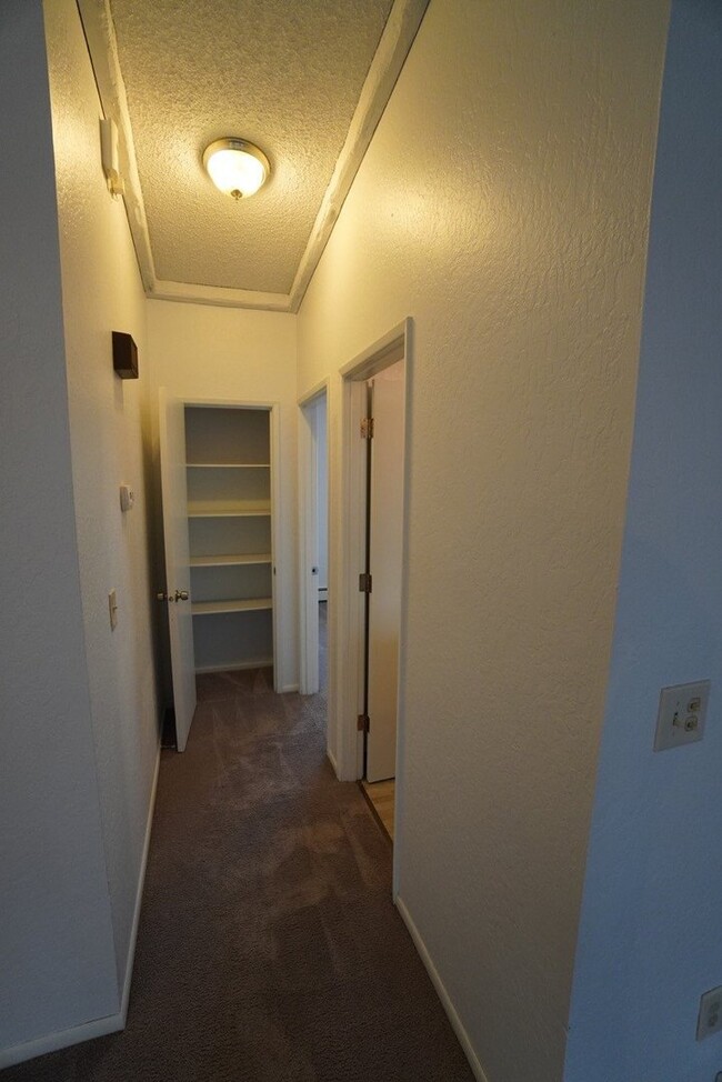 Building Photo - 3 Bedroom East Anchorage Condo!