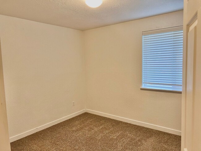 Building Photo - AVAILABLE NOW! 3BD 1.75 BATH SINGLE STORY HOME LARGE CORNER LOT