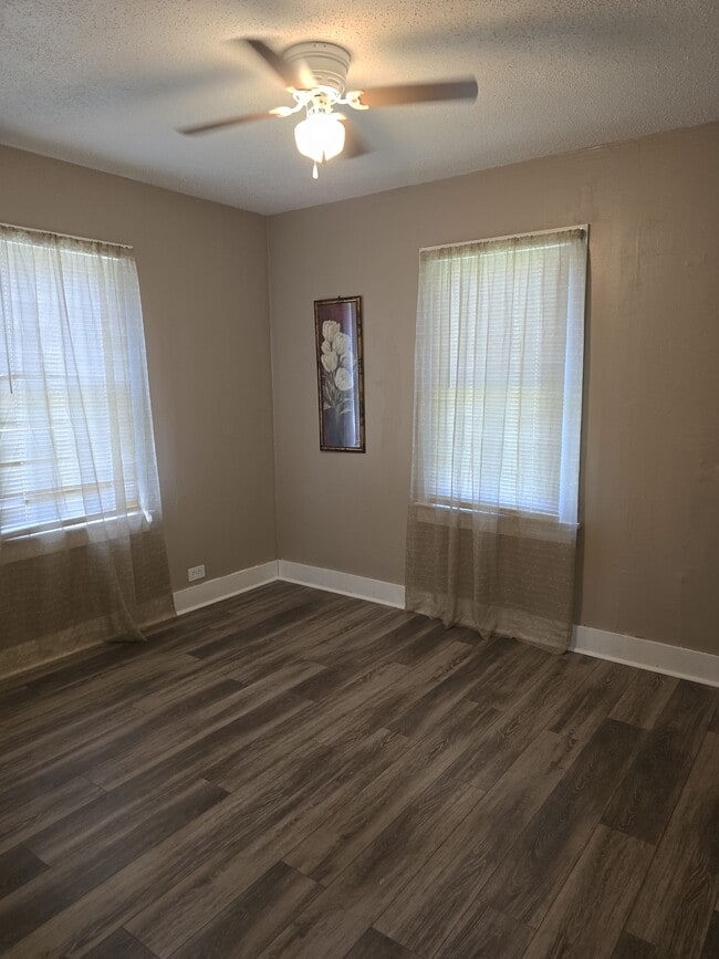 Building Photo - 813 S Rogers St