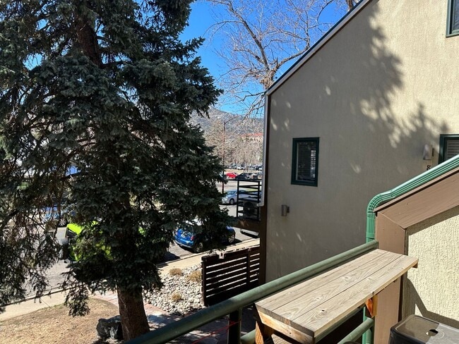 Building Photo - Cozy Upper-Level Condo Retreat