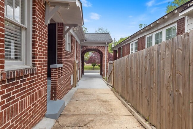 Building Photo - 894 Rose Cir SW