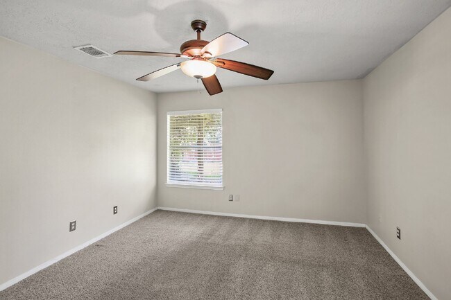 Building Photo - Well-maintained home on a cul-de-sac in a ...
