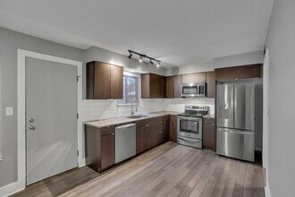 Building Photo - Beautiful 3 Bedroom 1.5 Bathroom Townhome Minutes from Easton