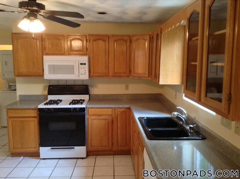 Building Photo - 247 Roxbury St