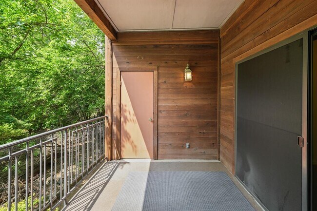 Building Photo - 4711 Spicewood Springs Rd