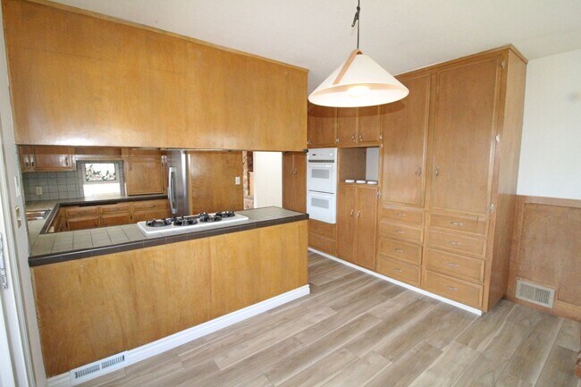 Building Photo - 3 Bedroom + 3 Bathroom Unit | Oxnard Shores | Unfurnished